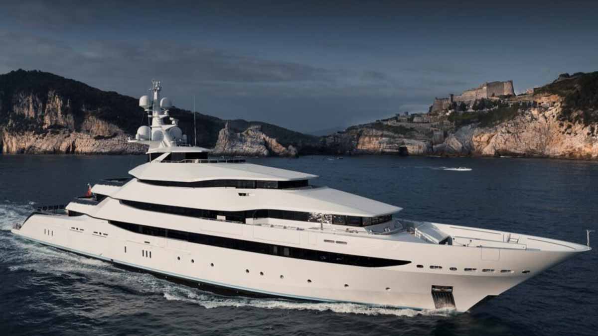 À quai depuis 3 ans, ce superyacht a brûlé des tonnes de gazole pour maintenir au frais son propriétaire multimilliardaire gaspillage énergétique d’un superyacht