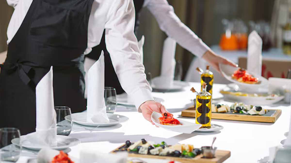 Que révèle le fait d'aider les serveurs à débarrasser la table au restaurant, selon la psychologie ?