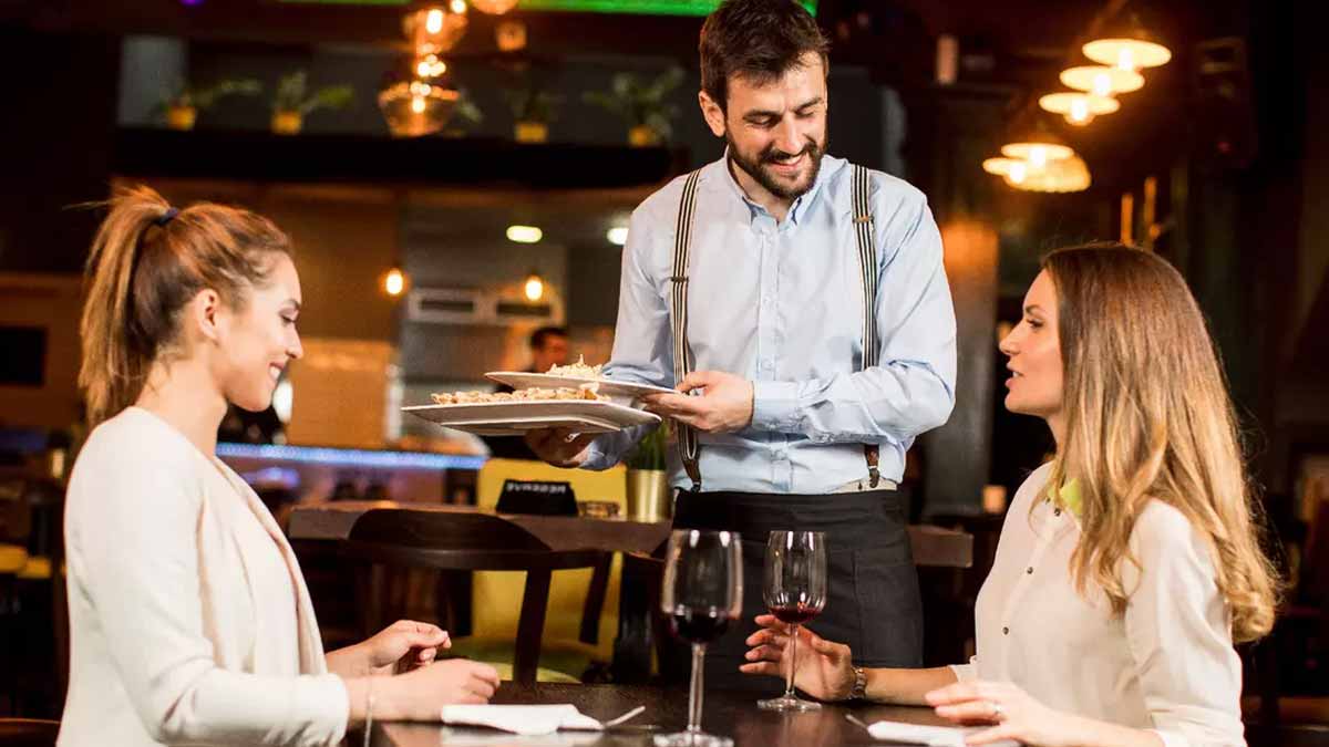 Que révèle le fait d’aider les serveurs à débarrasser la table au restaurant, selon la psychologie ?