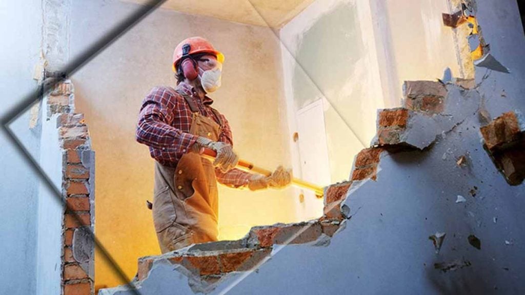 Exaspéré par les squatteurs, un propriétaire décide de pulvériser son logement à coups de masse pour les chasser