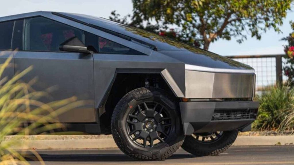 Il a abandonné son Tesla Cybertruck branché et est parti en vacances : à son retour deux semaines plus tard, le pick-up refusait de démarrer