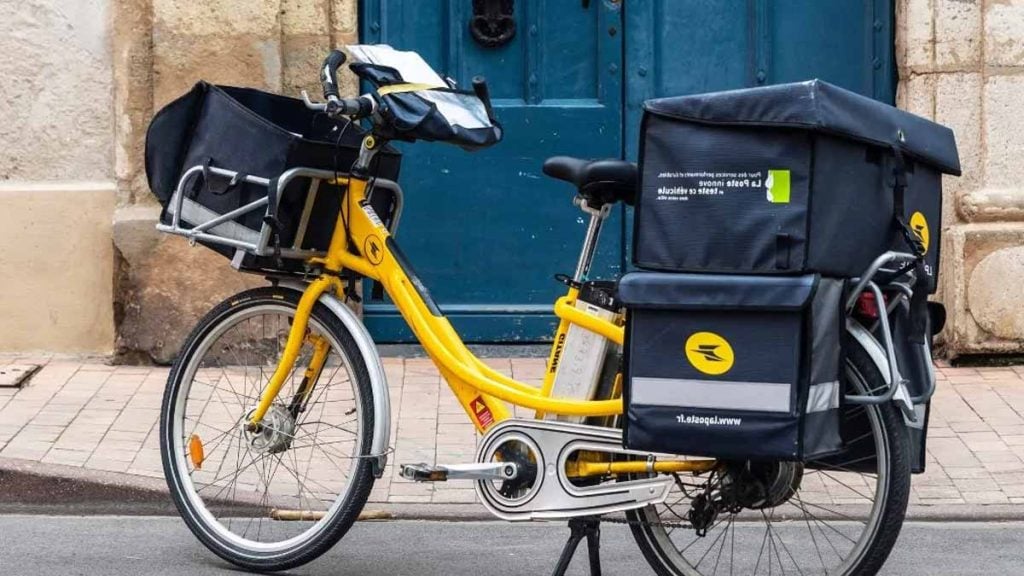 La Poste revend ses vélos électriques de facteur reconditionnés à petit prix : découvrez dans quels bureaux les acheter