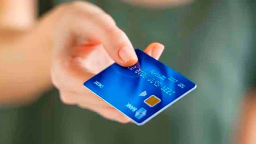 Les experts recommandent d’ajouter un autocollant sur votre carte bancaire : une astuce imparable