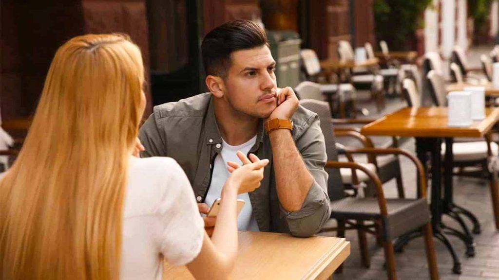 Les significations de détourner le regard lorsque nous parlons à une personne, selon la psychologie