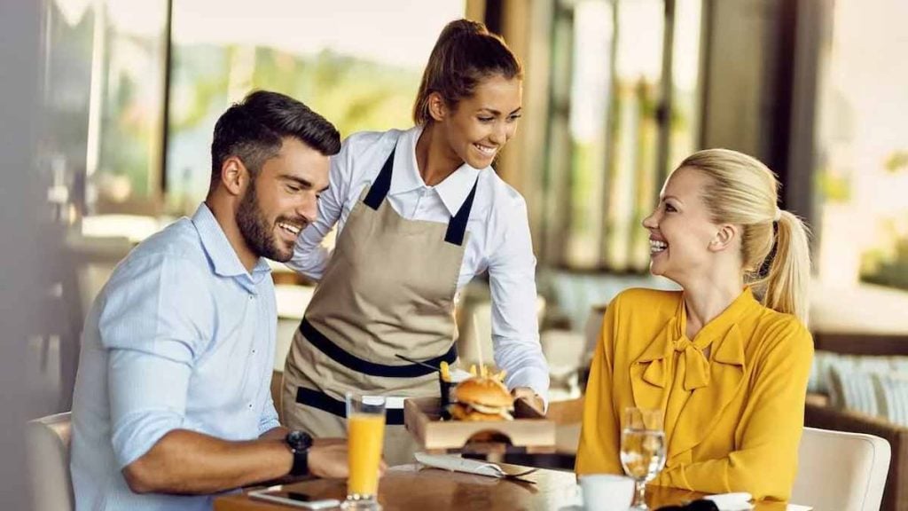Les personnes qui repoussent leur chaise en quittant la table cachent souvent ces 10 traits de personnalité uniques