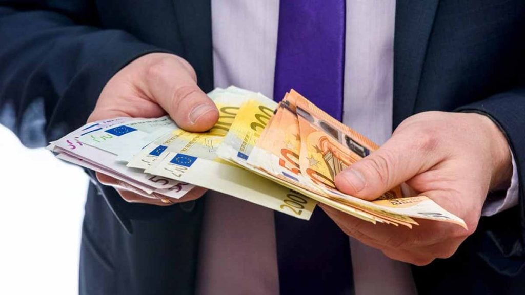Argent  Si votre compte dépasse ce montant, la banque vous considérera comme VIP et vous aurez des d’avantages d’exclusifs