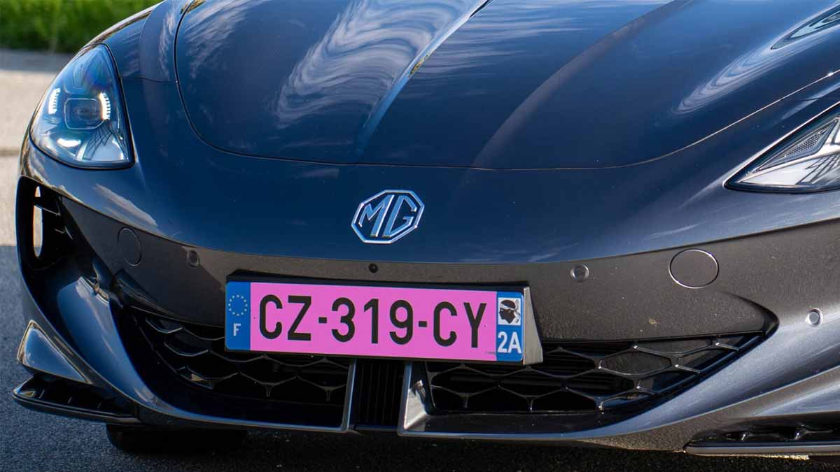 Des plaques d’immatriculation roses sur vos véhicules début 2026 en France