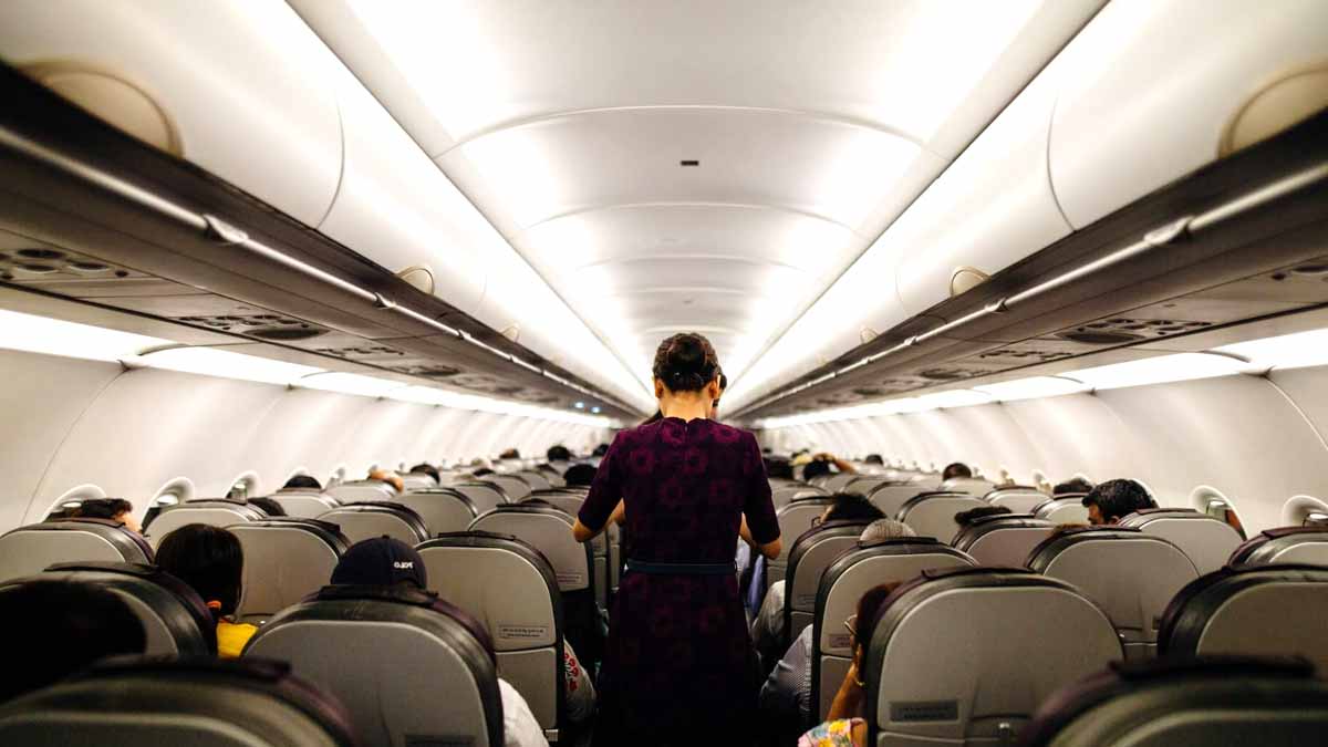 En avion, ces objets que vous pouvez obtenir gratuitement si vous voyagez en classe économique