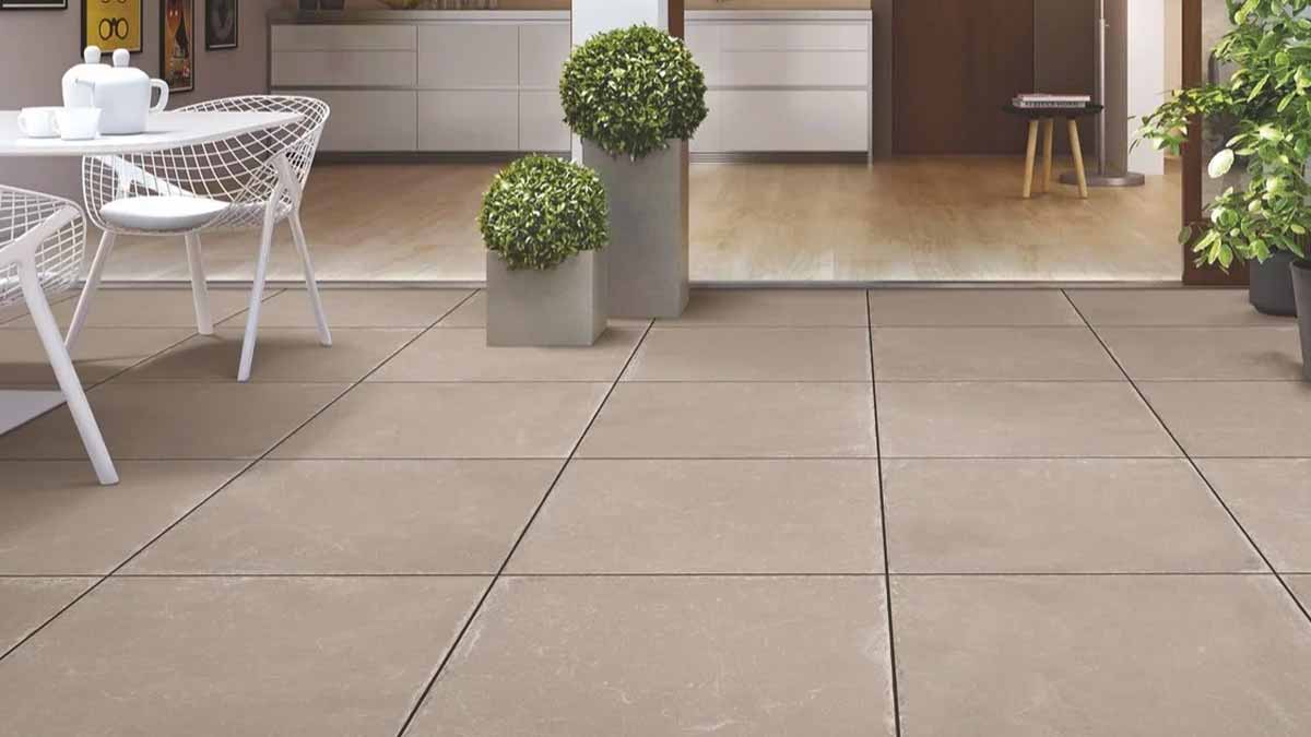 Fini le carrelage et le parquet ce revêtement naturel devient la nouvelle obsession pour les sols en 2025