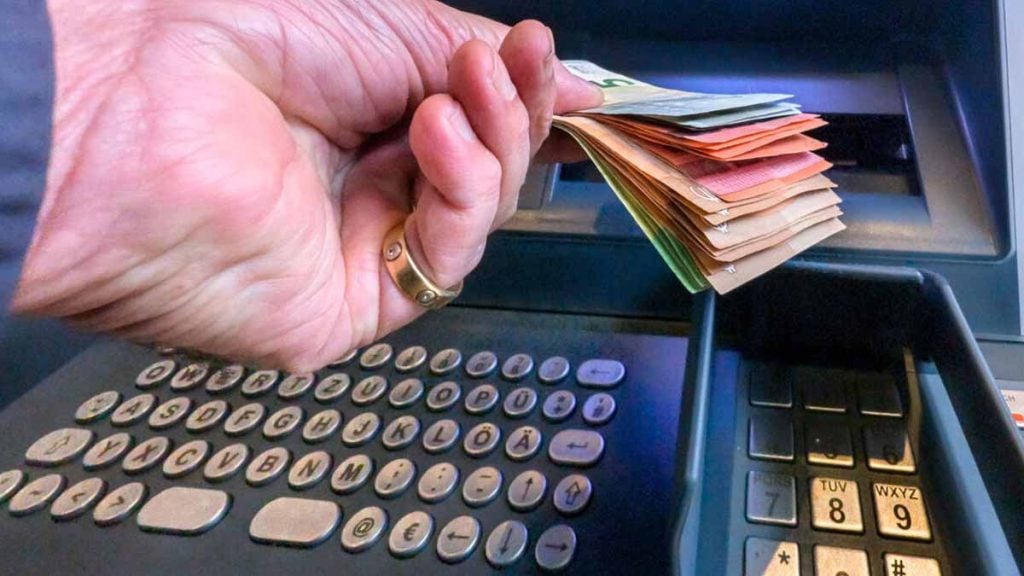 « Gardez votre calme et conservez de l’argent liquide »  pourquoi la Banque centrale européenne nous exhorte à stocker 70 à 100 euros de cash 