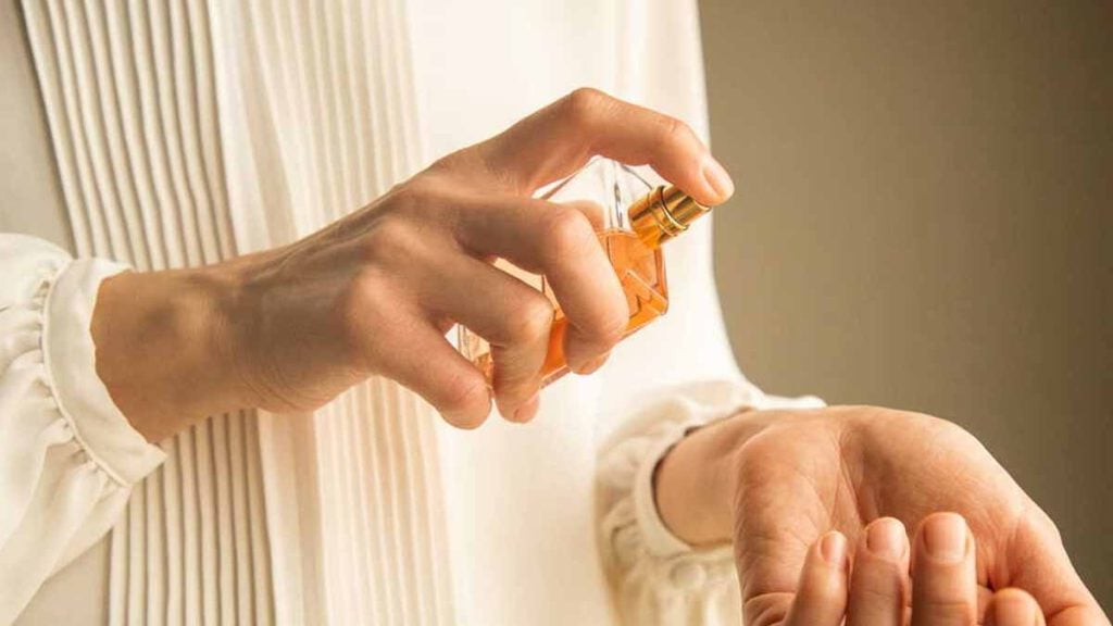 « Il ne faut pas frotter ni vaporiser sur les poignets ou le cou »  voici l’astuce secrète pour faire tenir un parfum du matin au soir